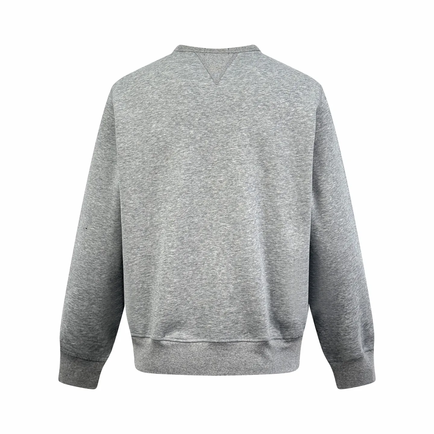 P280 Ralph Lauren logo embroidered sweatshirt. Customized cloud-like honey cotton fleece sweatshirt material. It feels delicate and comfortable against the skin. It is based on fog gray and comes with a layer of soft light filter. The exquisite indigo pony logo is embellished with it. It is highly recognizable. It brings an atmosphere of freedom and vitality. Pure and agile color symphony. It outlines a high-end outline with extreme simplicity. It becomes the smart focus of the vision and shows the taste in silence. Process 1: Using imported machine embroidery process. Use advanced computer control systems and precision mechanical components to achieve the iconic pony embroidery operation with high precision and smooth and delicate lines. Process 2: Use the Hasuo process and sew with a specific machine. The Hasuo fastness is high and adds visual effects. It is time-consuming and labor-intensive. Process 3: The fabrics are washed and have a better hand feel. Not easy to deform. Not easy to shrink. Not easy to fade. Maintain long-term beauty. Accessories: Customized 1:1 Ralph Lauren trademark. Version: Fitted fit Size: S M L XL Style number: 25296